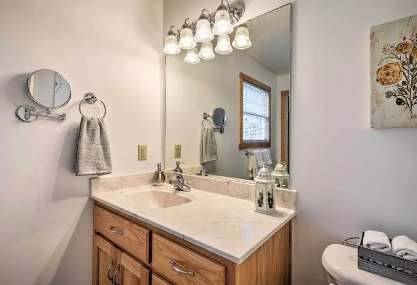 Quiet & Cozy Omaha Cabin ~ 20 Mi To Branson!