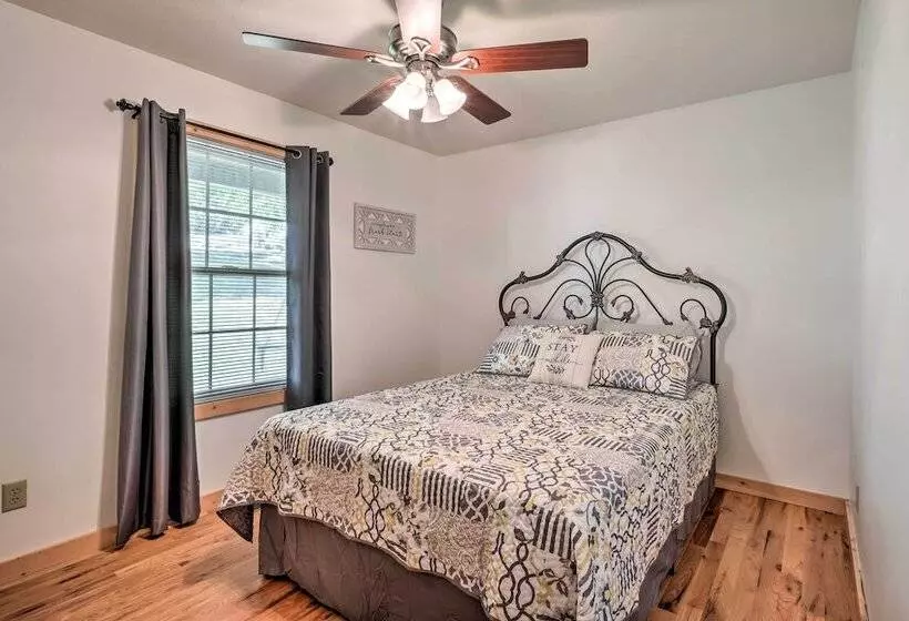 Quiet & Cozy Omaha Cabin ~ 20 Mi To Branson!