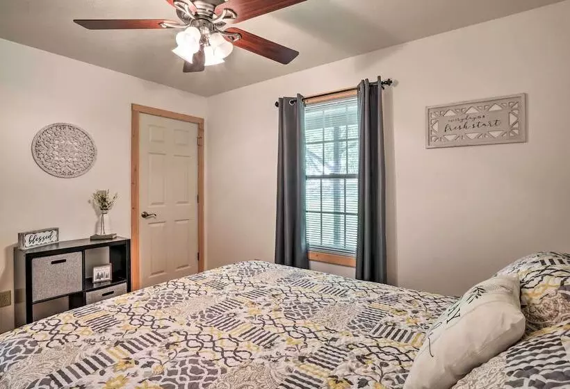 Quiet & Cozy Omaha Cabin ~ 20 Mi To Branson!