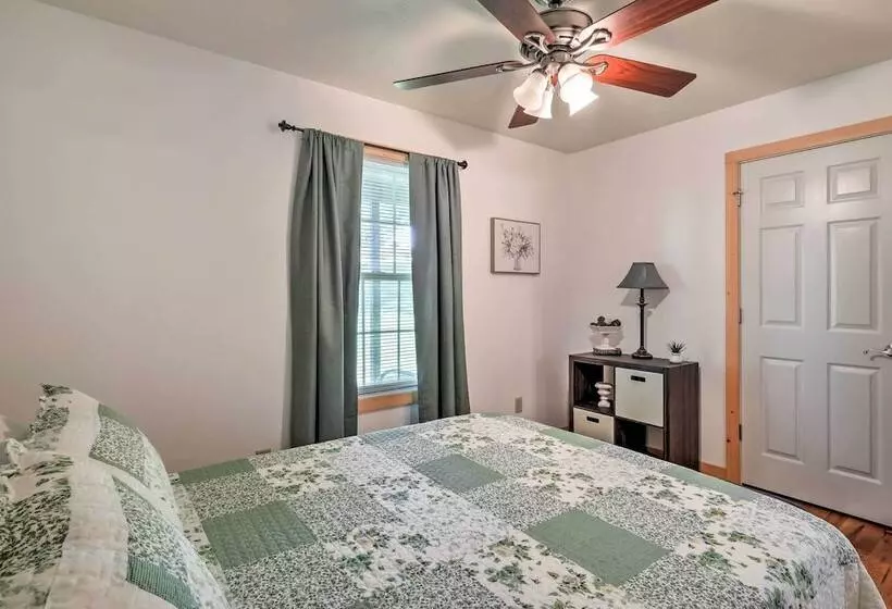 Quiet & Cozy Omaha Cabin ~ 20 Mi To Branson!