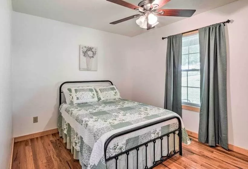 Quiet & Cozy Omaha Cabin ~ 20 Mi To Branson!