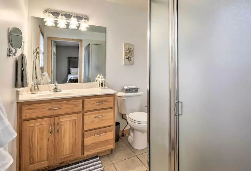 Quiet & Cozy Omaha Cabin ~ 20 Mi To Branson!