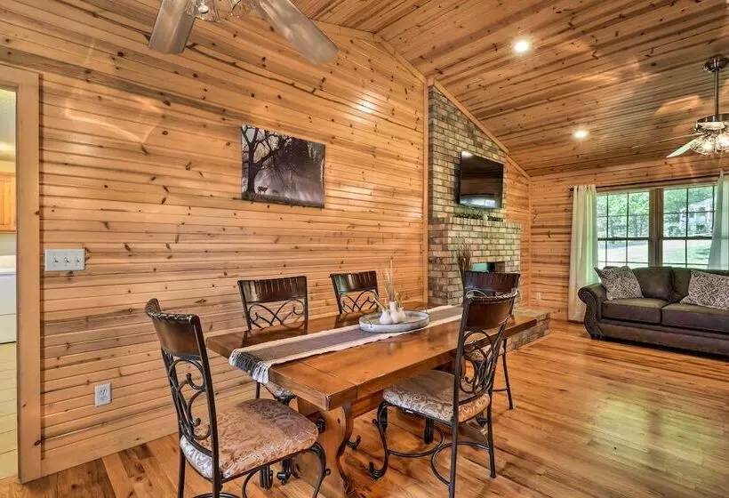 Quiet & Cozy Omaha Cabin ~ 20 Mi To Branson!