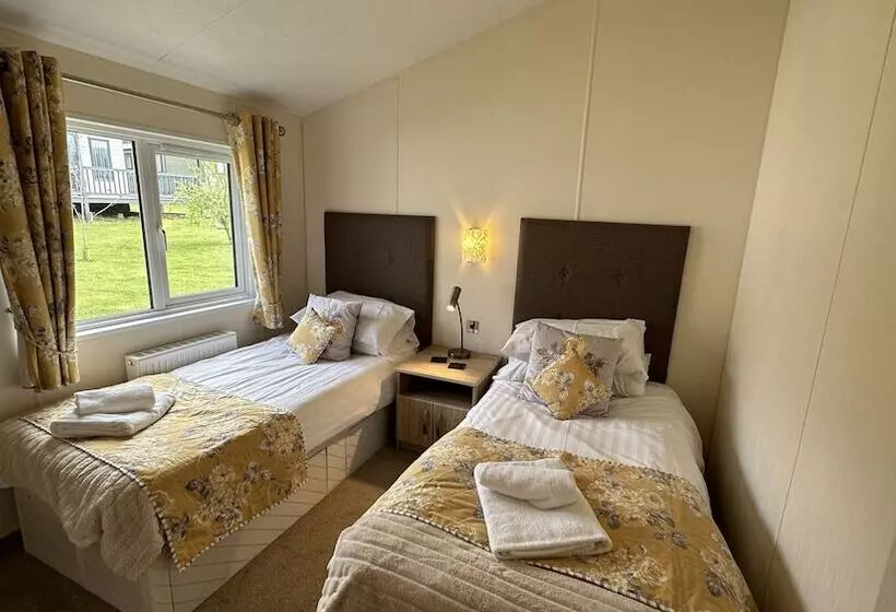 Lomakeskus Escape Holidays Limited