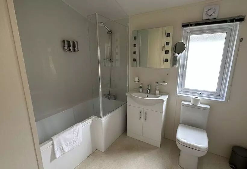 Lomakeskus Escape Holidays Limited