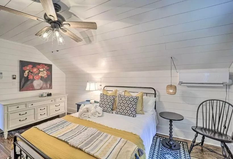 Riverfront Sugar Grove Home: Hot Tub & Views!