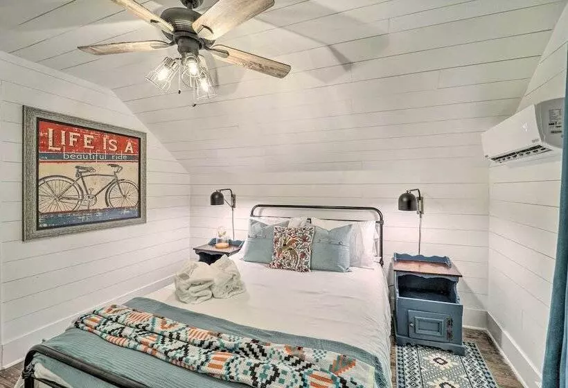 Riverfront Sugar Grove Home: Hot Tub & Views!