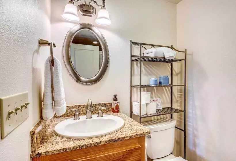 Spacious Mariposa Cabin W/ Deck & Private Hot Tub!