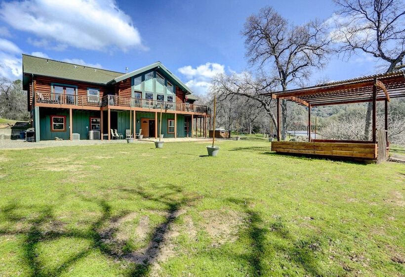 Spacious Mariposa Cabin W/ Deck & Private Hot Tub!