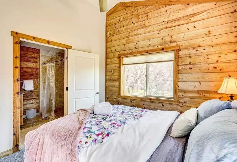 Spacious Mariposa Cabin W/ Deck & Private Hot Tub!