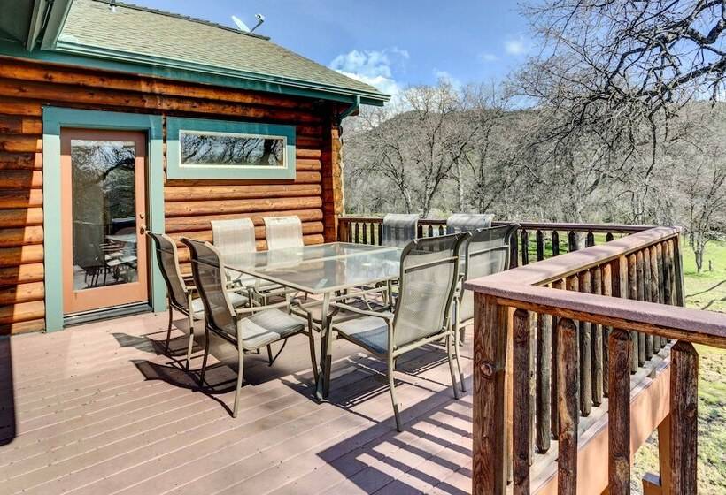 Spacious Mariposa Cabin W/ Deck & Private Hot Tub!