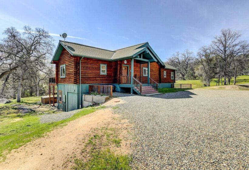 Spacious Mariposa Cabin W/ Deck & Private Hot Tub!