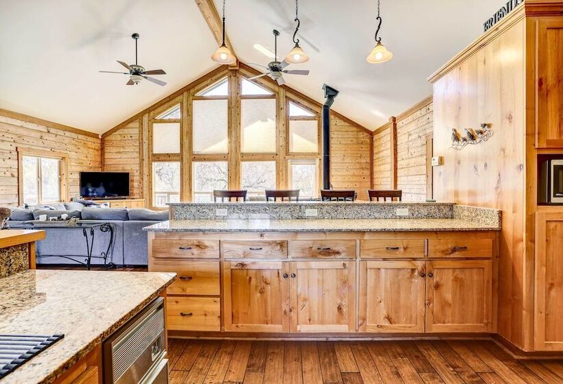 Spacious Mariposa Cabin W/ Deck & Private Hot Tub!