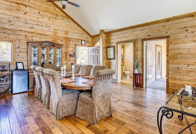 Spacious Mariposa Cabin W/ Deck & Private Hot Tub!