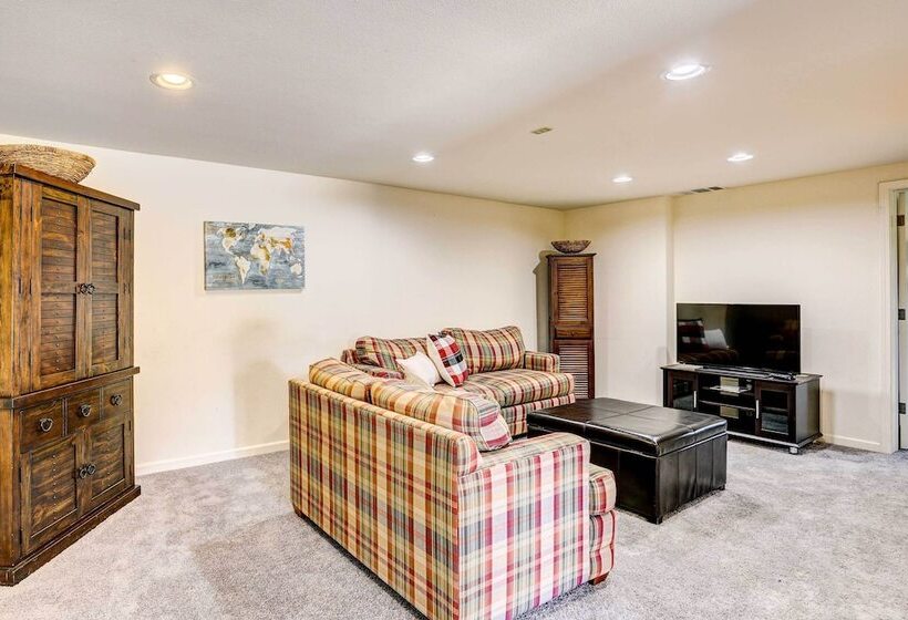 Spacious Mariposa Cabin W/ Deck & Private Hot Tub!