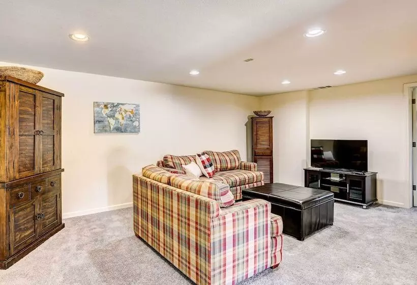 Spacious Mariposa Cabin W/ Deck & Private Hot Tub!