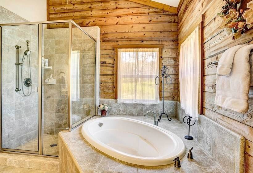 Spacious Mariposa Cabin W/ Deck & Private Hot Tub!