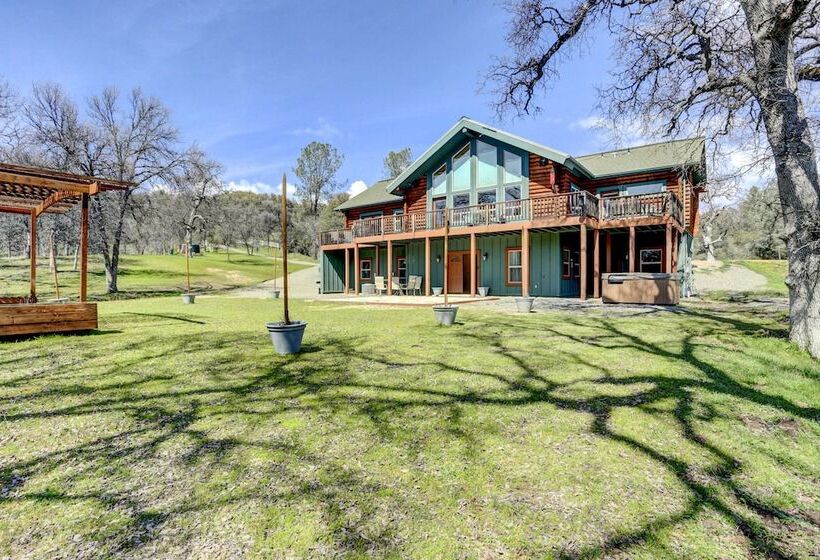 Spacious Mariposa Cabin W/ Deck & Private Hot Tub!