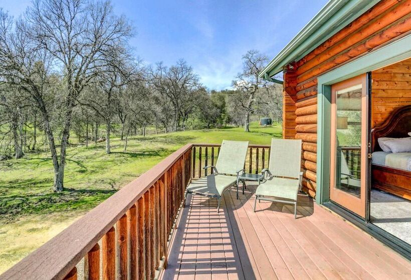 Spacious Mariposa Cabin W/ Deck & Private Hot Tub!