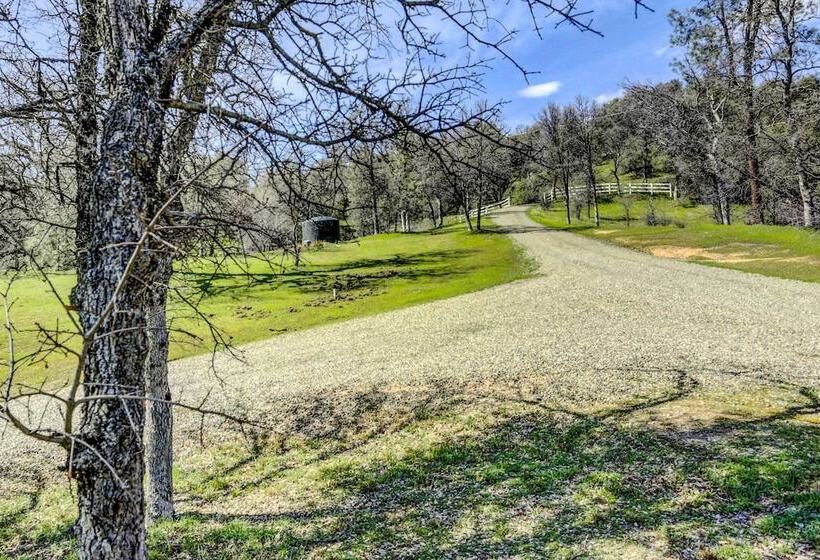 Spacious Mariposa Cabin W/ Deck & Private Hot Tub!