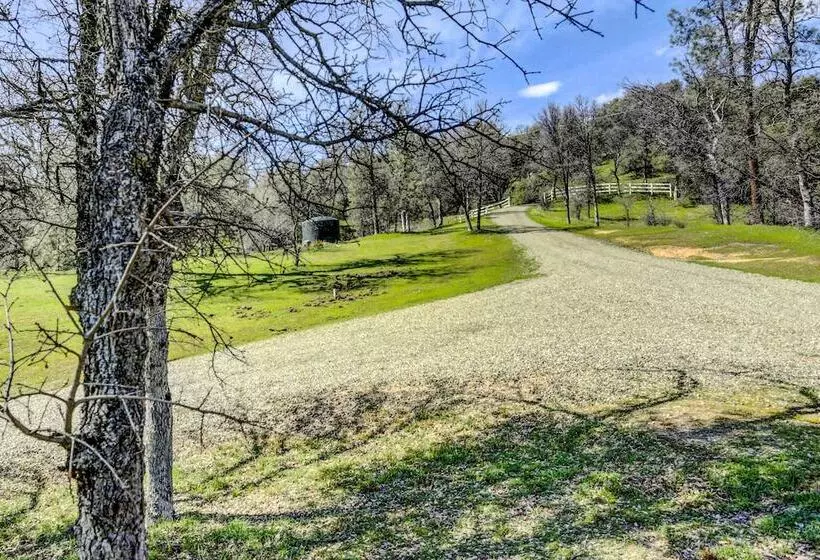 Spacious Mariposa Cabin W/ Deck & Private Hot Tub!