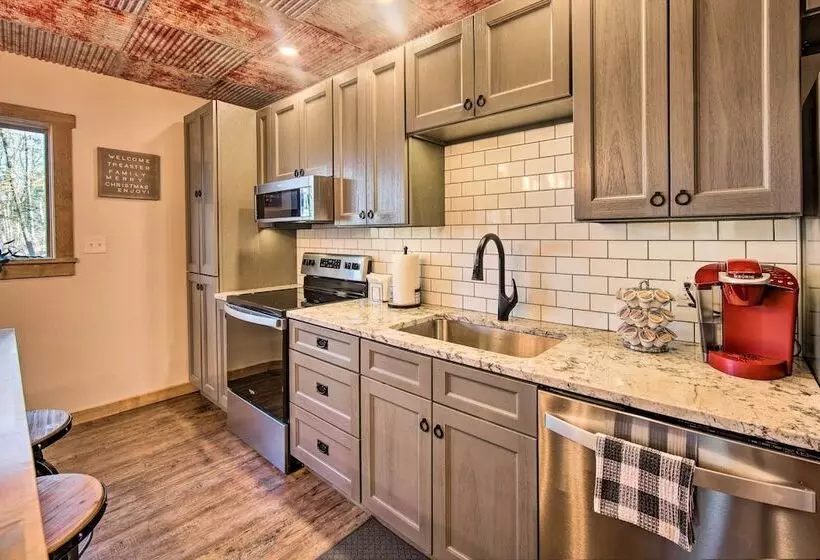 Timberland Estates  Cabin: Close To Trails!