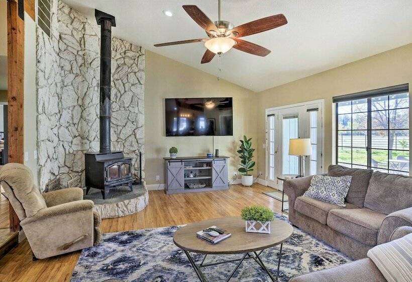 Updated Cottonwood Home W/ Patio & Fire Pit!