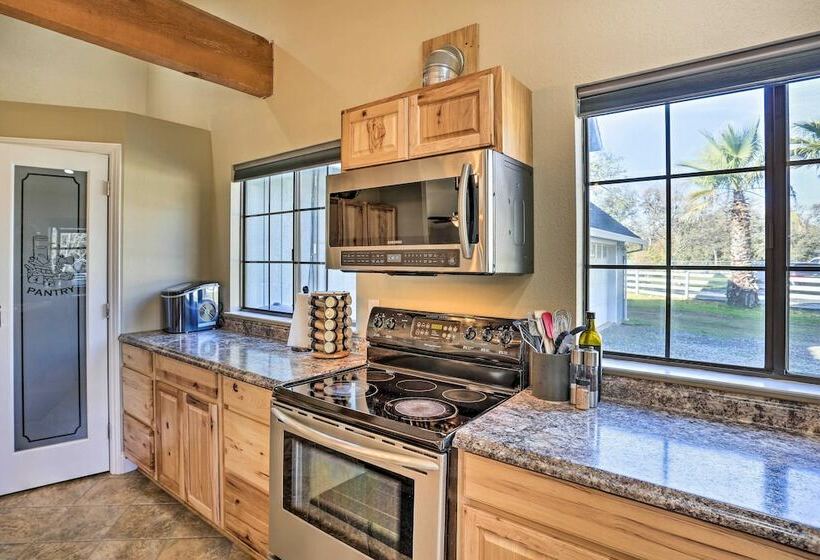 Updated Cottonwood Home W/ Patio & Fire Pit!