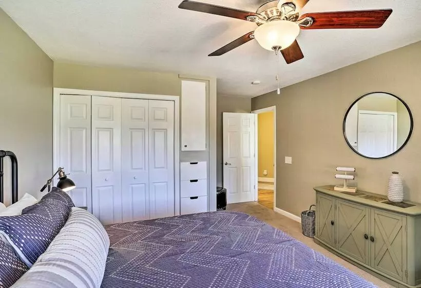 Updated Cottonwood Home W/ Patio & Fire Pit!