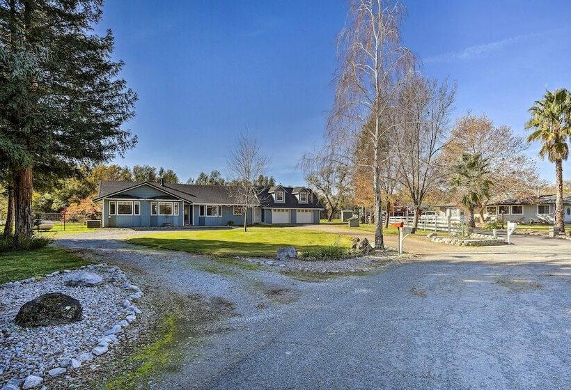 Updated Cottonwood Home W/ Patio & Fire Pit!