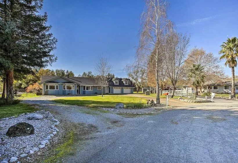 Updated Cottonwood Home W/ Patio & Fire Pit!