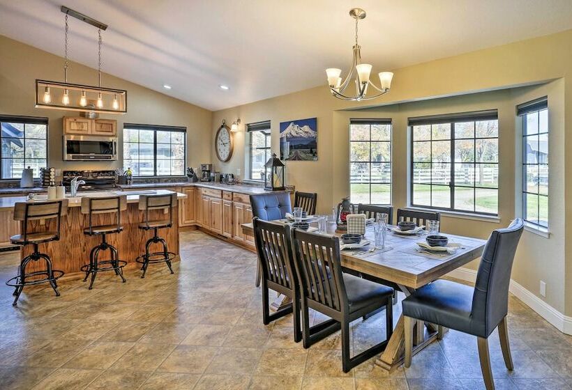 Updated Cottonwood Home W/ Patio & Fire Pit!