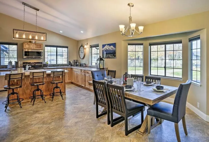 Updated Cottonwood Home W/ Patio & Fire Pit!