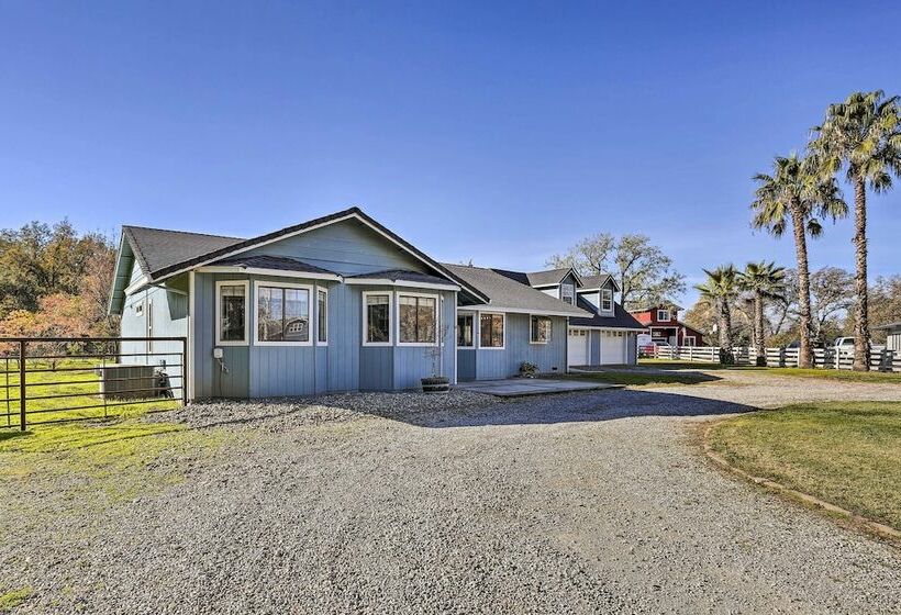 Updated Cottonwood Home W/ Patio & Fire Pit!