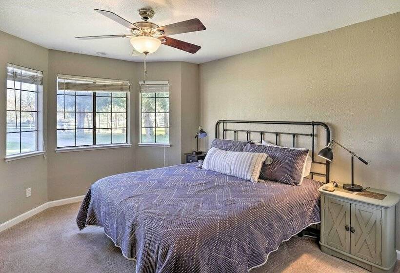 Updated Cottonwood Home W/ Patio & Fire Pit!