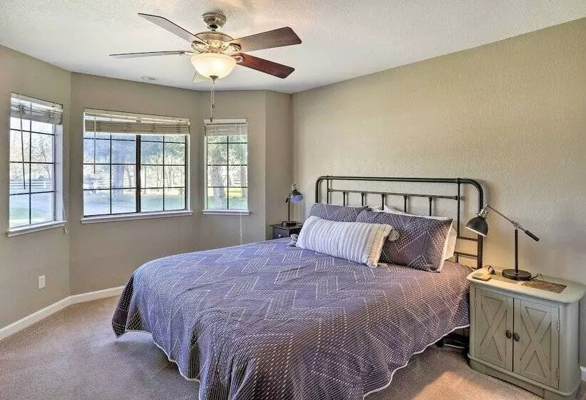 Updated Cottonwood Home W/ Patio & Fire Pit!
