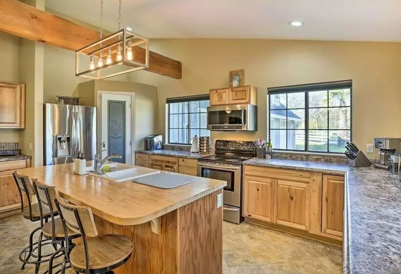 Updated Cottonwood Home W/ Patio & Fire Pit!