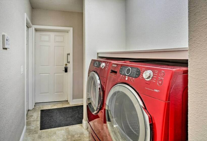 Updated Cottonwood Home W/ Patio & Fire Pit!