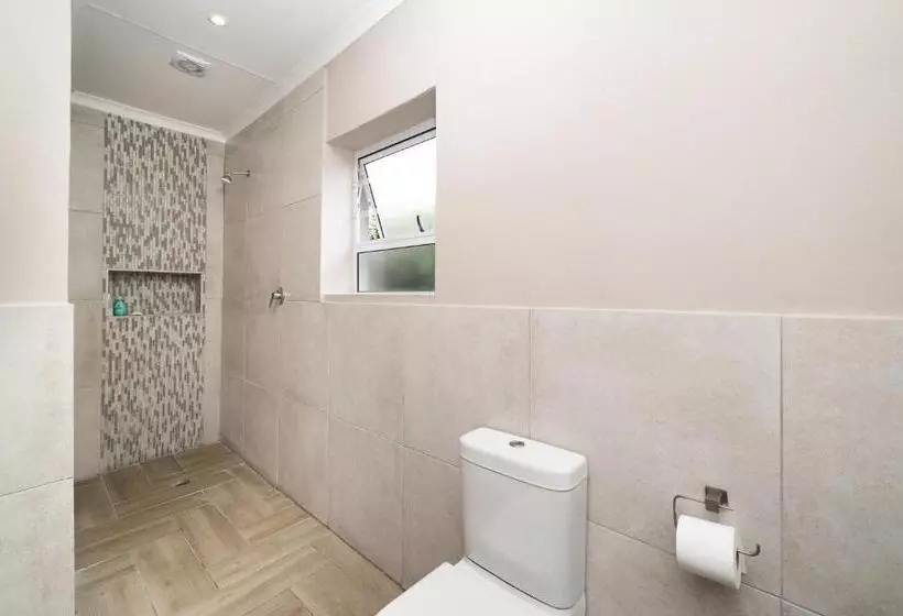 تختخواب و صبحانه Admirals Lodge Guest House And Brightways Self Catering Apartments