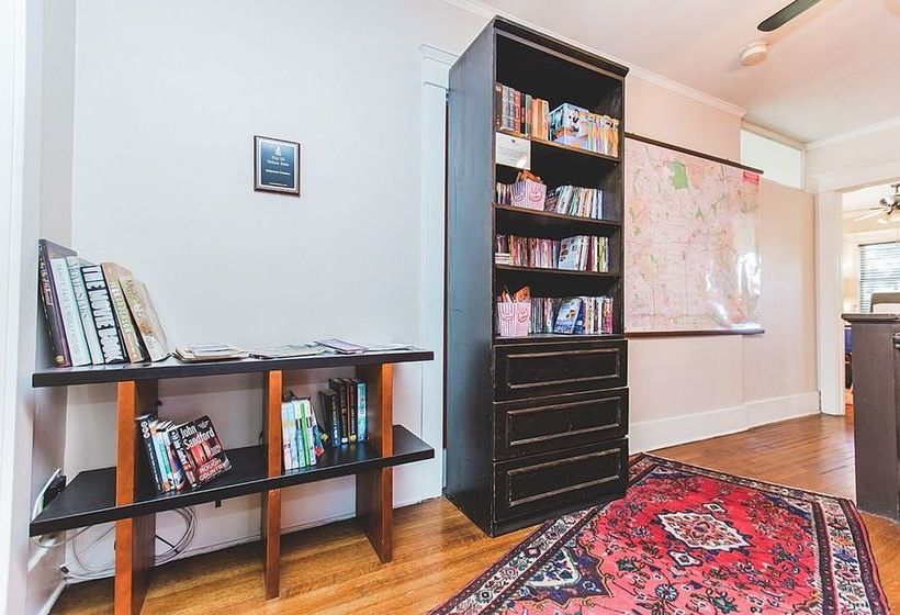 ベッドアンドブレックファースト Hollywood Pensione