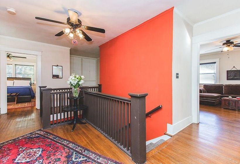 ベッドアンドブレックファースト Hollywood Pensione