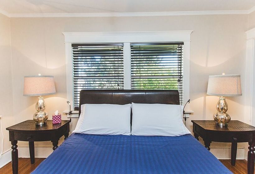 ベッドアンドブレックファースト Hollywood Pensione