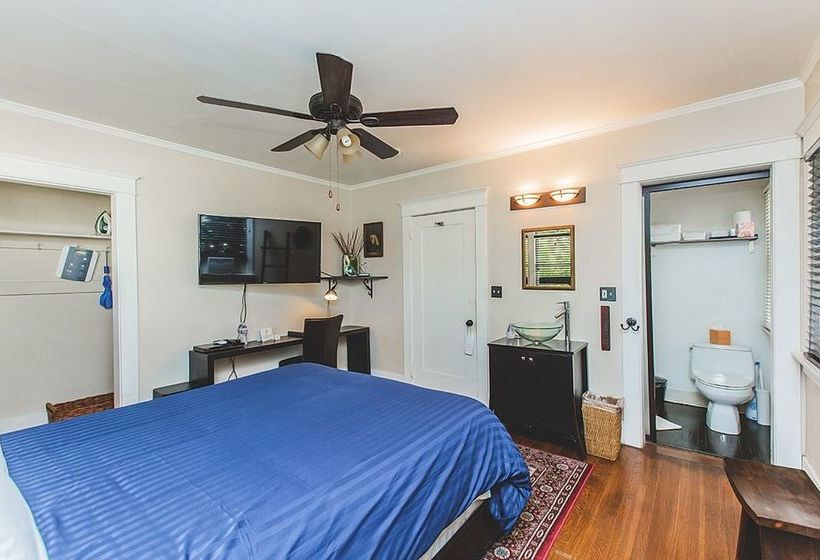 ベッドアンドブレックファースト Hollywood Pensione