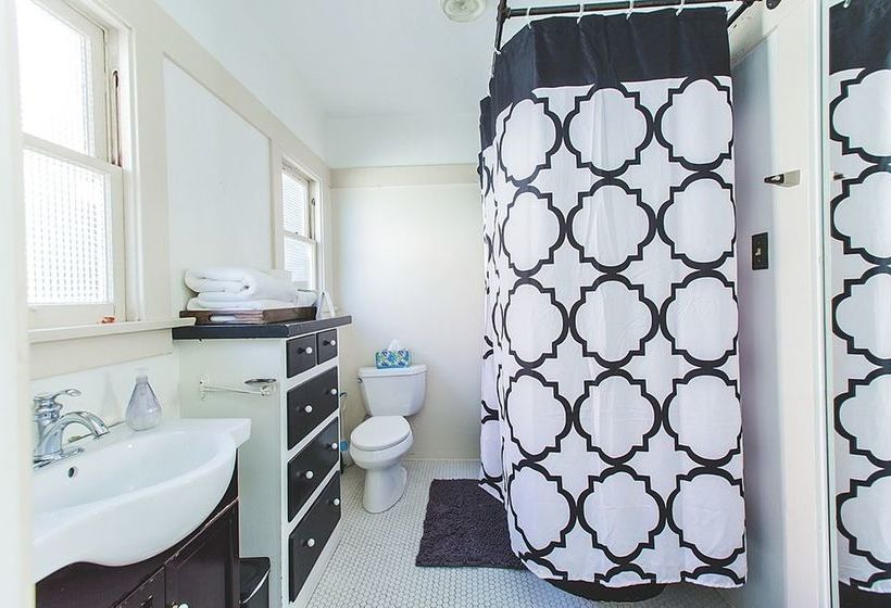 ベッドアンドブレックファースト Hollywood Pensione