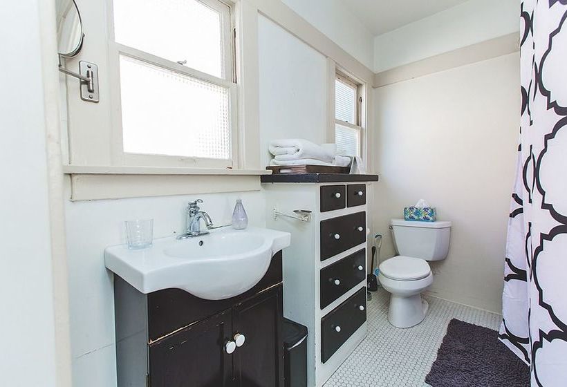 ベッドアンドブレックファースト Hollywood Pensione