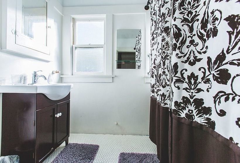 ベッドアンドブレックファースト Hollywood Pensione