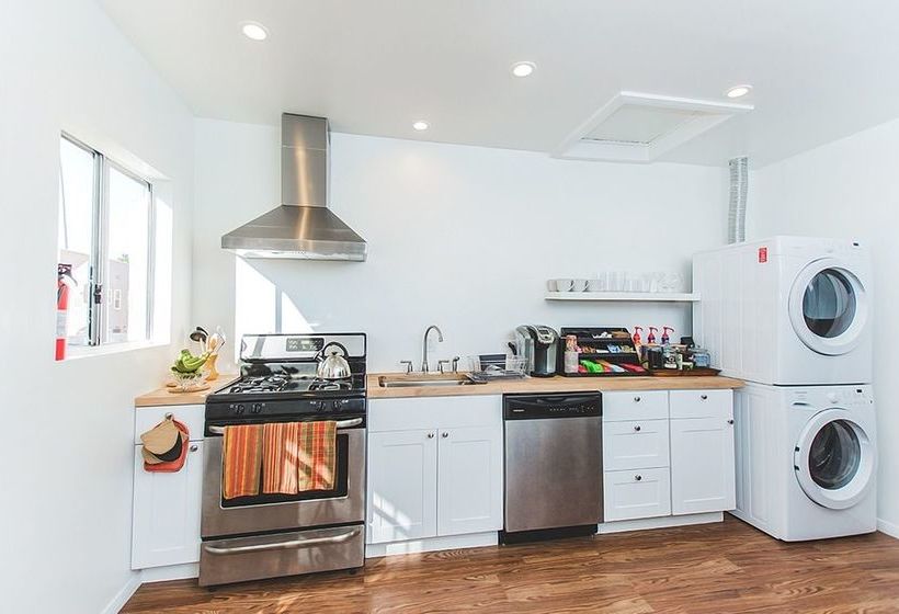 ベッドアンドブレックファースト Hollywood Pensione