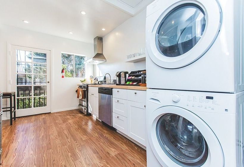 ベッドアンドブレックファースト Hollywood Pensione