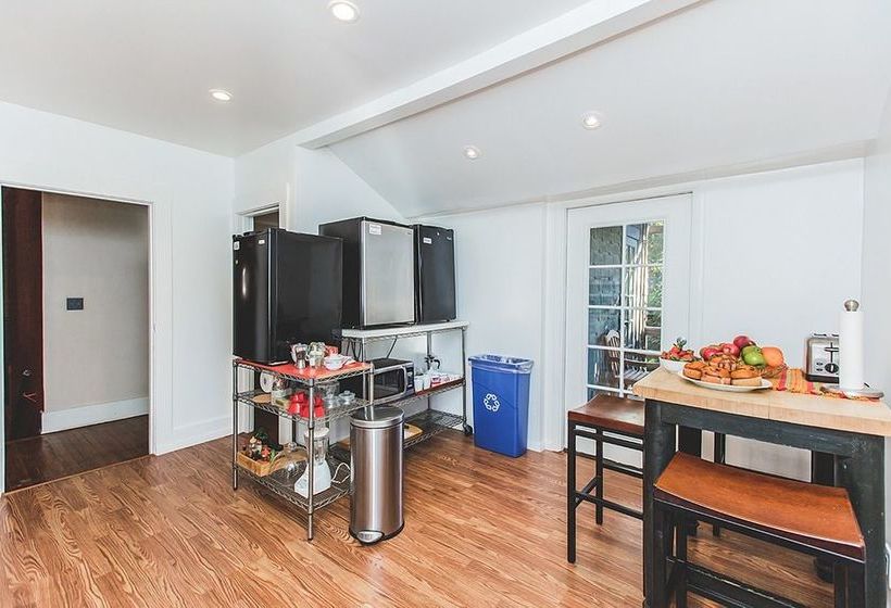 ベッドアンドブレックファースト Hollywood Pensione