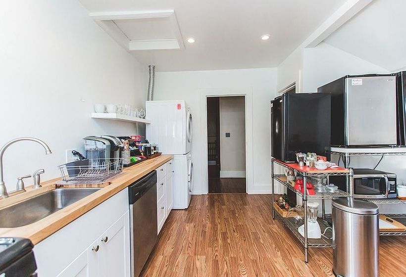 ベッドアンドブレックファースト Hollywood Pensione